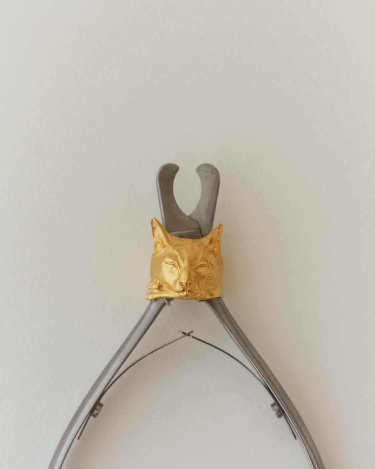 Still life image of the KÖFTE sterling silver cat ring by EFEK