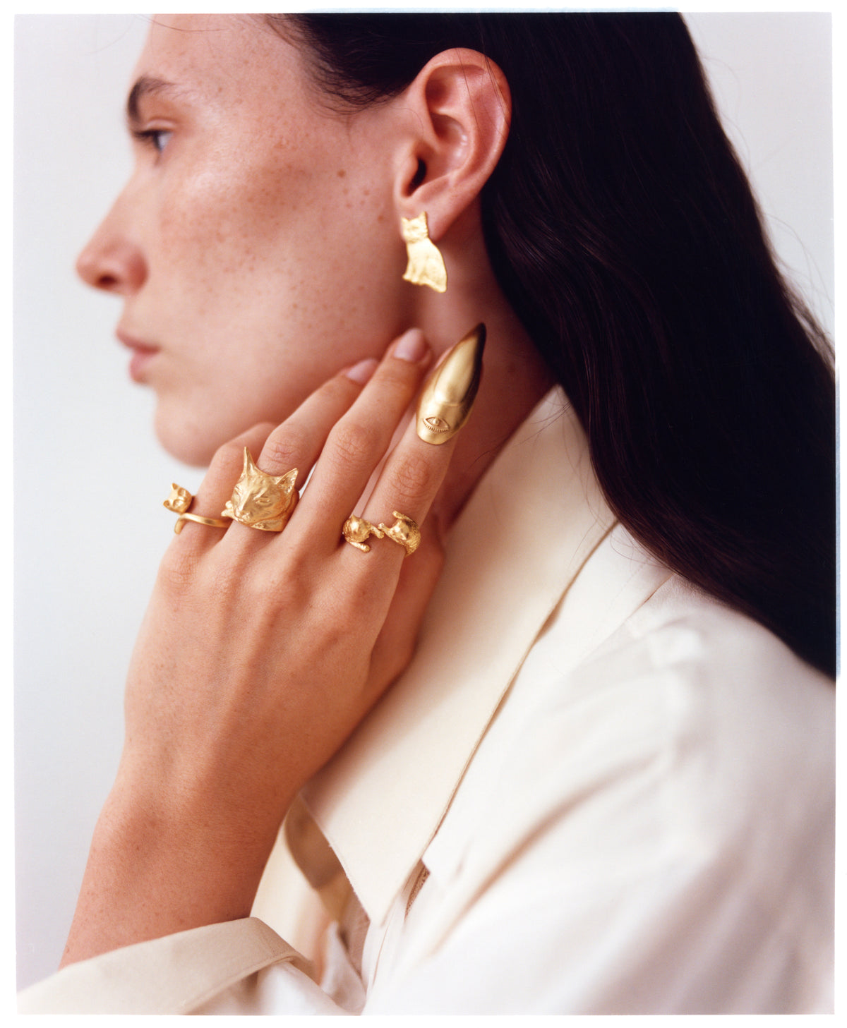 A model wearing EFEK gold cat rings from the Cats of Istanbul collection, photographed by Alessandro Oliva.